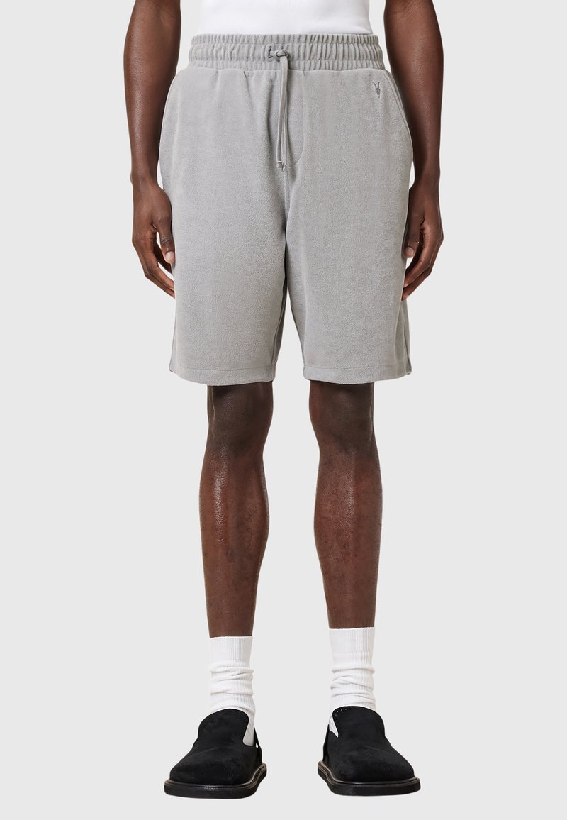Grå sweatshorts med elastisk talje og snøre, struktureret stof, sidelommer og diskret logo-detalje på venstre ben.