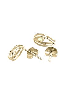 Pendientes de oro con un diseño intrincado y curvado, que presentan una pequeña gema verde. Se pueden ver los enganches, con cierres de mariposa.