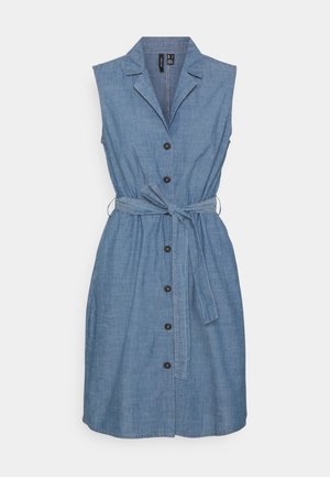 Niebieska sukienka bez rękawów zapinana na guziki z kołnierzykiem i przewiązanym paskiem w talii, do kolan, wykonana z lekkiego materiału.