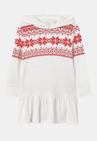 Vit långärmad klänning med huva, prydd med röda snöflingor och geometriska mönster över bröstet samt en samlad volang vid fållen.