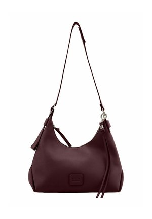 Sac à épaule en cuir bordeaux avec une forme incurvée, sangle réglable et fermeture éclair. Comprend un patch logo et des franges décoratives.