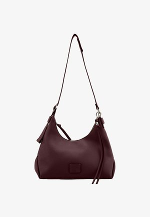 Sac à épaule en cuir bordeaux avec une forme incurvée, sangle réglable et fermeture éclair. Comprend un patch logo et des franges décoratives.