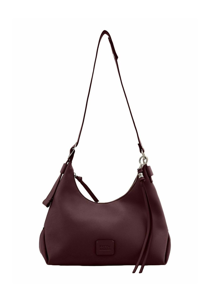 Sac à épaule en cuir bordeaux avec une forme incurvée, sangle réglable et fermeture éclair. Comprend un patch logo et des franges décoratives.
