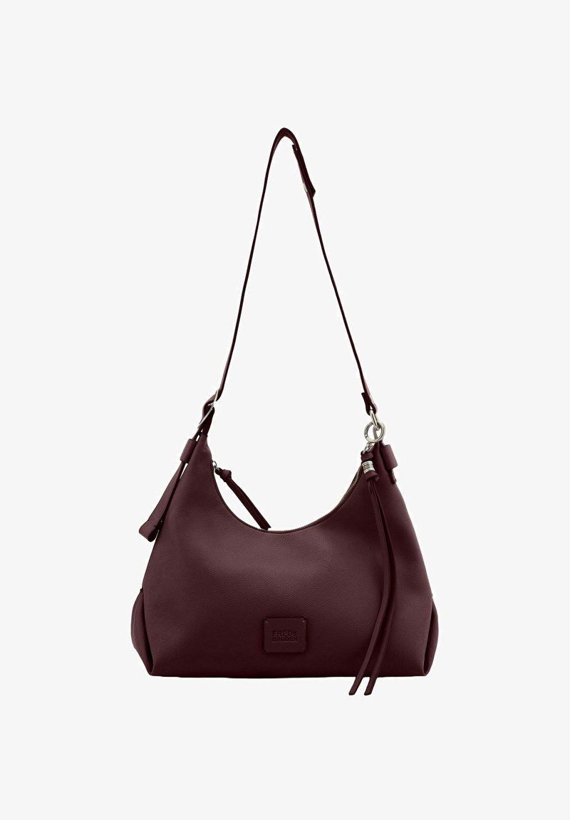 Sac à épaule en cuir bordeaux avec une forme incurvée, sangle réglable et fermeture éclair. Comprend un patch logo et des franges décoratives.