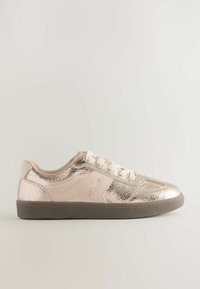 Metallisch roségoldener Sneaker mit strukturierter, glänzender Oberfläche und beigen Akzenten. Verfügt über eine runde Zehenpartie, Schnürsenkel und eine strukturierte Gummisohle.