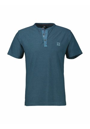 Polo à manches courtes, rayé teal, avec un col à deux boutons et un petit logo sur la poitrine. Texture lisse, design décontracté.