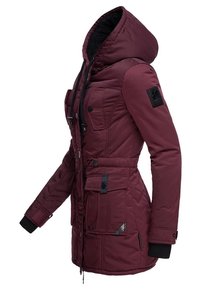 Parka isolante bordeaux avec capuche, fermeture éclair et boutons, plusieurs poches, et accents noirs sur les poignets et la manche.