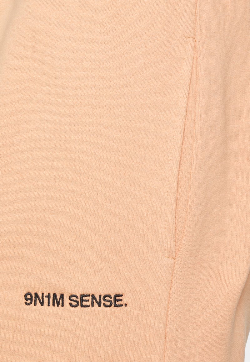 Herren Trainingsanzüge | 9N1M SENSE LOGO UNISEX Jogginghose vanilla milkshake/sand - EH78870 Herren Trainingsanzüge | 9N1M SENSE LOGO UNISEX Jogginghose vanilla milkshake/sand - EH78870