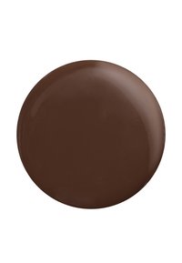 Blank, rund, mørkebrun keramisk tallerken sett ovenfra på hvit bakgrunn.