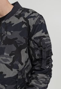 Urban Classics VINTAGE CAMO  - Giubbotto Bomber - dark camo