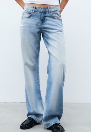 PULL&BEAR, LOW-RISE STRAIGHT-LEG WITH RHINESTONE STARS - JEANS - Jean droit - light-blue denim