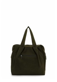 Bolso tote de color verde oliva hecho de tela suave. Cuenta con dos asas, un bolsillo frontal con cremallera y un cierre superior con cremallera. Superficie texturizada.