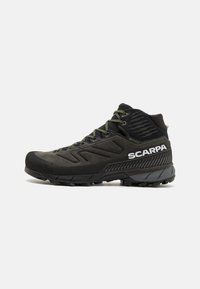 Czarne buty trekkingowe z zamszową i siateczkową cholewką, z zielonymi sznurowadłami, solidną gumową podeszwą i wytłoczonymi detalami. Wyświetlona nazwa marki.