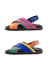 Deux paires de sandales en cuir avec des brides multicolores, des boucles réglables et des semelles noires, affichées côte à côte sur fond blanc.