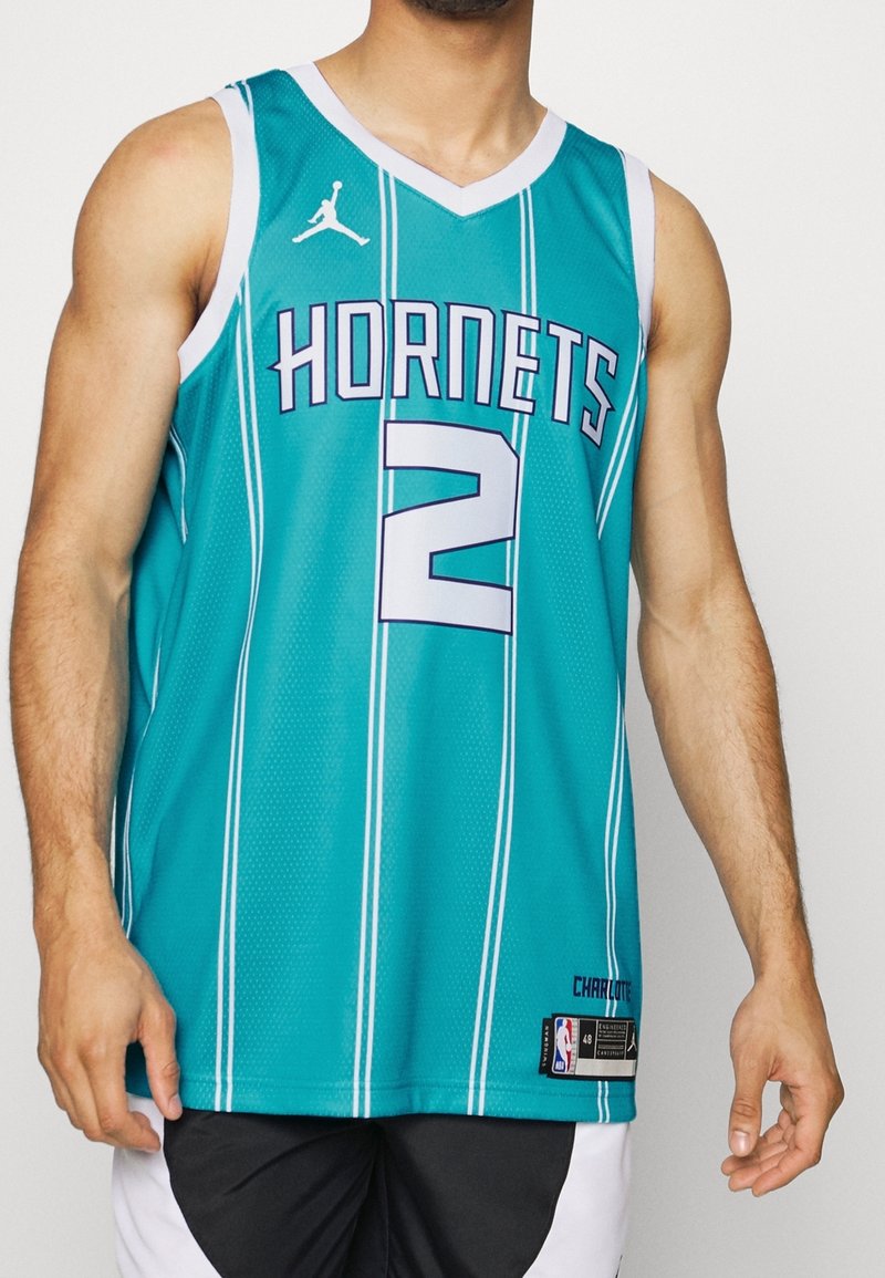 Turkoosi koripallopaita, jossa on valkoisia pinstripe-viivoja, "HORNETS" ja numero "2" purppuralla. Vasemmassa olkapäässä on Jordan logot.