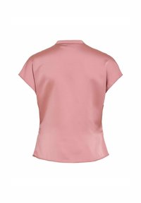 Hátulnézet egy rövid ujjú, rózsaszín szatén blúzról, kis gallérral és enyhén ívelt aljjal.