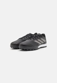 Scarpe sportive nere con superiore testurizzato, caratterizzate da accenti grigi e tre strisce, una suola in gomma e chiusura con lacci. Design leggero.