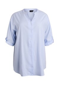 Niebiesko-biała koszula w kratkę zapinana na guziki z kołnierzykiem mandarynka i podwiniętymi krótkimi rękawami, wykonana z lekkiego materiału.