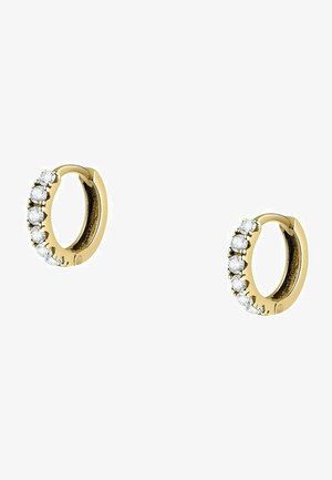 Orecchini a cerchio in oro con una fila di gemme circolari chiare lungo un lato. Il design è liscio con una finitura lucida.