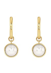 Orecchini a cerchio in oro con un design circolare, dotati di una perla bianca su ciascun pendente, che mostrano una finitura lucida e una texture liscia.