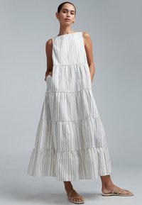 Maxi-jurk, gelaagd ontwerp, crème met dunne blauwe strepen, mouwloos, rechte halslijn, met zakken, lichtgewicht stof, vloeiende zoom.