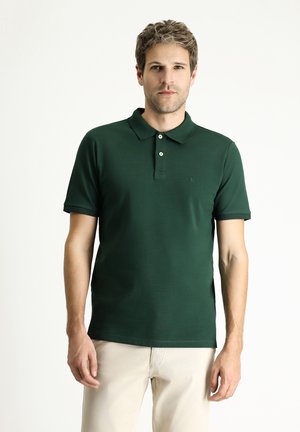 Camisa polo verde de algodón, con cuello, tapeta de tres botones y mangas cortas. Logo sutil en el pecho, textura lisa.