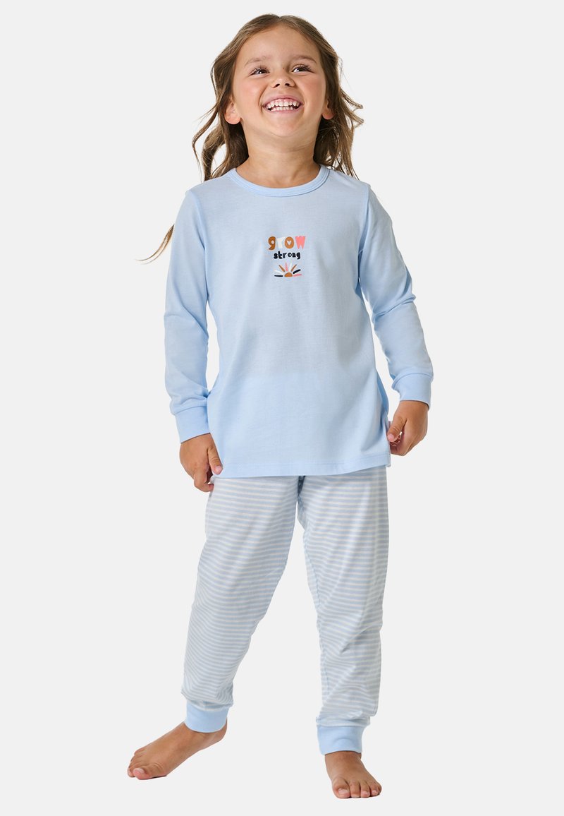 Lichtblauw langarm pyjamashirt met de tekst "grow strong". Gestreepte lichtblauwe en witte pyjamabroek. Zacht katoenen stof, relaxte pasvorm.