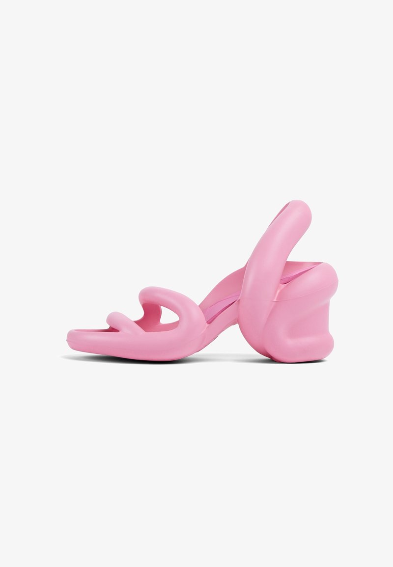 Sandales ouvertes rose avec un design sculptural. Fabriquées en plastique lisse, avec des brides courbées et un talon unique et chunky.