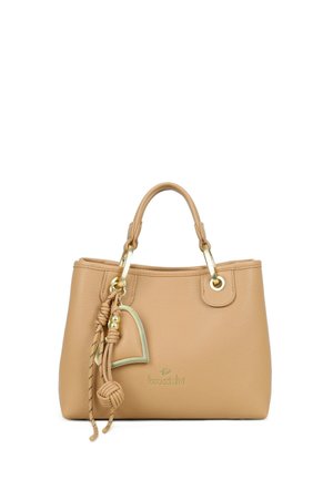 Borsa a mano in pelle beige con doppi manici, ferrature dorate e nappina decorativa con ciondolo a forma di cuore appesi a un manico.