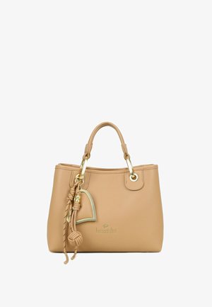 Borsa a mano in pelle beige con doppi manici, ferrature dorate e nappina decorativa con ciondolo a forma di cuore appesi a un manico.