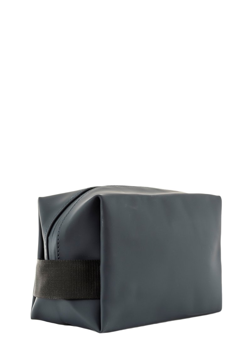 Bolsa de cosméticos gris con cremallera, de forma rectangular, hecha de un material liso e impermeable, y con un asa de tela negra.