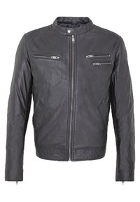 Giacca in pelle nera con colletto a sollevamento, chiusura lampo frontale, tre tasche con zip e una texture liscia. Presenta maniche aderenti e un taglio dritto.