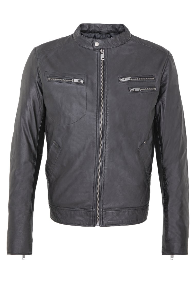 Giacca in pelle nera con colletto a sollevamento, chiusura lampo frontale, tre tasche con zip e una texture liscia. Presenta maniche aderenti e un taglio dritto.