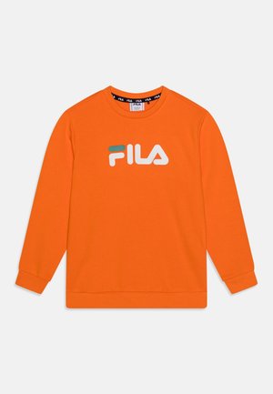 Lys orange langærmet sweatshirt med ribkanter og FILA-logo i hvid og grøn centreret på brystet.