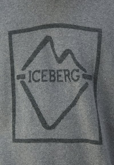 Hanorac gri cu un logo negru ce prezintă un grafic de munte și textul "ICEBERG" într-un contur rectangular. Textură moale.