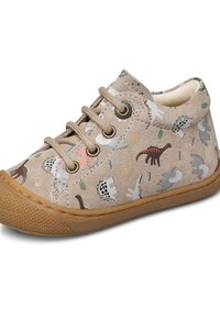 Scarpa per bambino in suede beige con stampe di dinosauro in vari colori, suola in gomma beige e lacci beige su sfondo bianco.