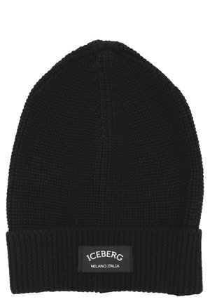 Beanie nera lavorata a maglia con texture a coste e bordino ripiegato. Presenta un'etichetta bianca sulla parte anteriore con la scritta "ICEBERG MILANO ITALIA."