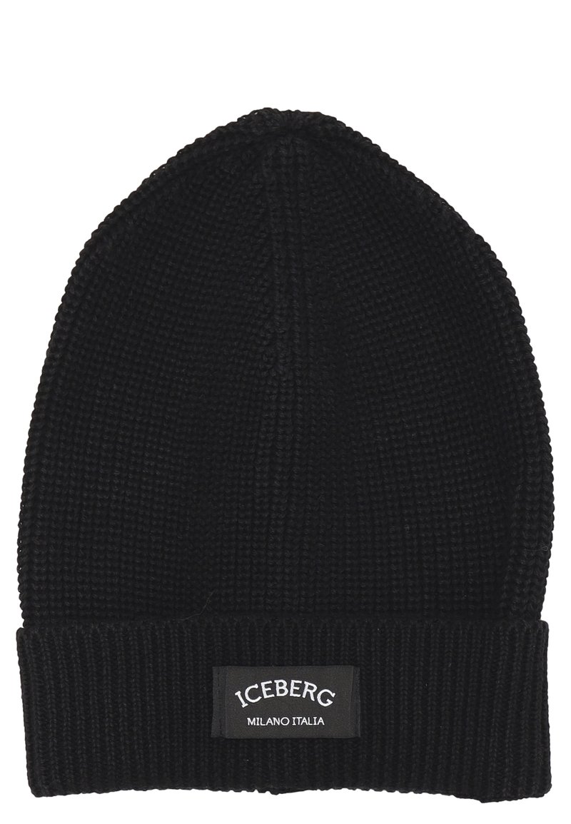 Beanie nera lavorata a maglia con texture a coste e bordino ripiegato. Presenta un'etichetta bianca sulla parte anteriore con la scritta "ICEBERG MILANO ITALIA."