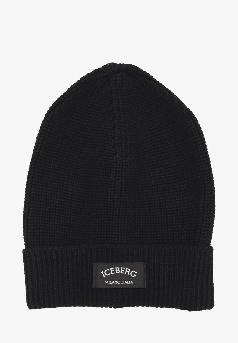 Beanie nera lavorata a maglia con texture a coste e bordino ripiegato. Presenta un'etichetta bianca sulla parte anteriore con la scritta "ICEBERG MILANO ITALIA."