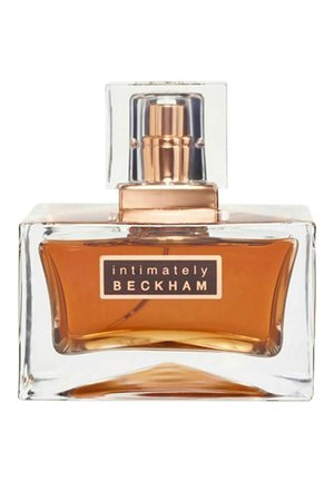 Glas perfume flaske med firkantet form, gylden væske og en sølvfarvet spraydysse. Etiket med teksten "intimately BECKHAM" i hvide bogstaver.