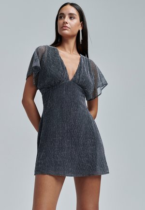 Korte jurk van geribbelde metallic stof, met een diepe V-hals, fladdermouwen en een aansluitende taille, in een donkere kleur met subtiele glans.