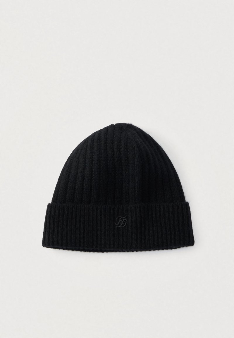 Gorro de punto negro con textura acanalada, puño doblado y un pequeño logo bordado en la parte frontal. Tejido suave para brindar calidez.