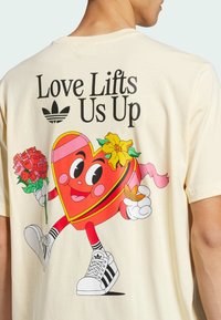 adidas Originals MBN TEE - Triko s potiskem - warm vanilla