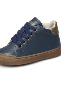 Sneaker in pelle blu navy con lacci blu navy, suola in gomma beige e un accento verde sul tallone. Presenta un marchio dorato di lato.