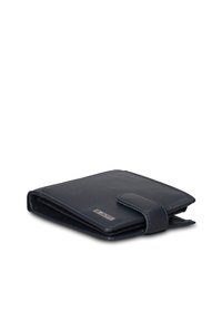 Marineblauwe leren portemonnee met een gladde textuur, voorzien van een klep met sluiting en een metalen logo-accent. Compact en rechthoekig van vorm.