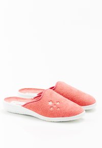 Zapatillas de felpa coral con suela blanca, que presentan diseños de estrellas cortadas en la parte superior. Estilo slip-on con un acabado texturizado.