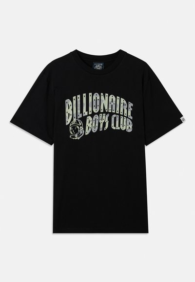 Schwarzes Baumwoll-T-Shirt mit kurzen Ärmeln, das den Text "Billionaire Boys Club" in weißem und grünem Grafikdruck zeigt, einschließlich eines Astronautenmotivs.