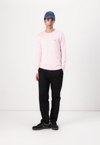 Tommy Hilfiger ESSENTIAL CREW NECK - Jumper - light pink