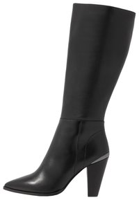 Bota de cuero negro hasta la rodilla con punta afilada y tacón ancho, con un acabado brillante y un diseño elegante. Acentuada con herrajes metálicos.