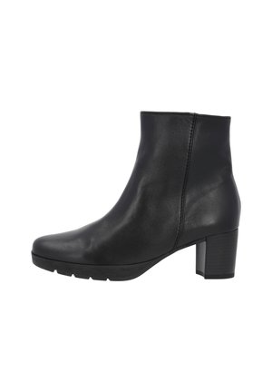 Bottine noire en cuir avec un bout rond, texture lisse, détails de couture sur le côté, et un talon épais pour plus de stabilité.